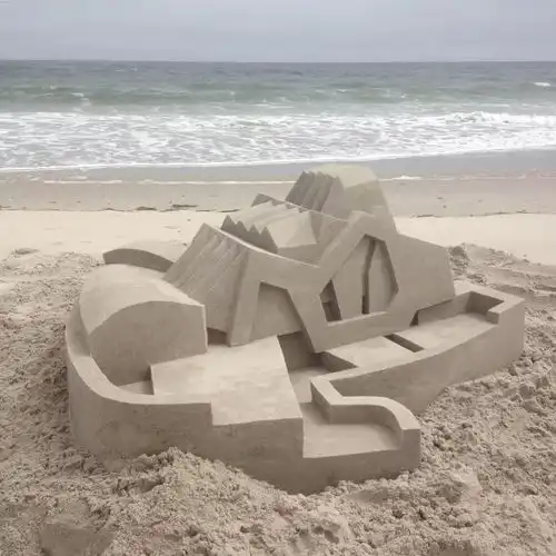 他用沙子在海滩上建了一座座海景房