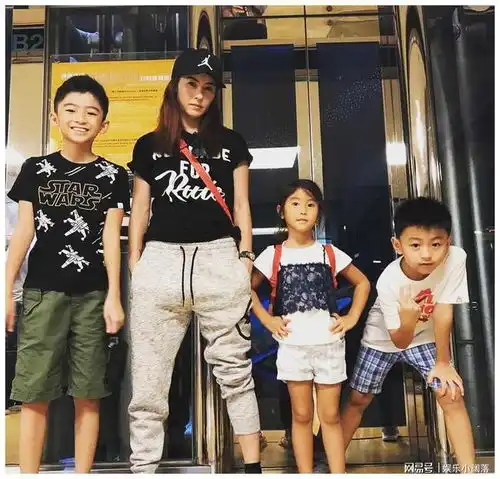 不愧是谢霆锋的儿子,14岁谢振轩开始谈恋爱,为了女友不愿转学