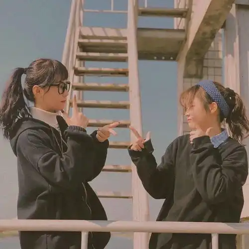 闺蜜头像卡通头像锁在轮回