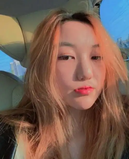 治好唇腭裂的王菲女儿不再低调,染发大红唇,确定14岁