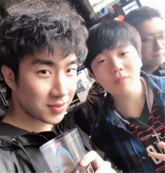 lol吃鸡要凉虎牙影响力主播评选,第一名票数超韦神骚男6倍之多