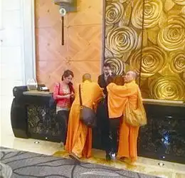 假和尚怀搂女子逛街拍照进庙僧众当场报警抓获