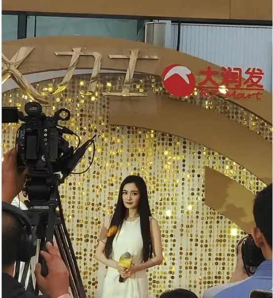 杨幂仙气飘飘参加线下商演,不料身边的女助理亮了,身材不输女星