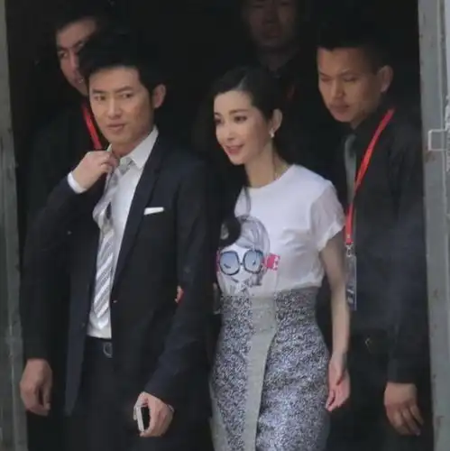 任泉李冰冰私下聚会,25年感情就像家人,男方美颜太重差点认不出