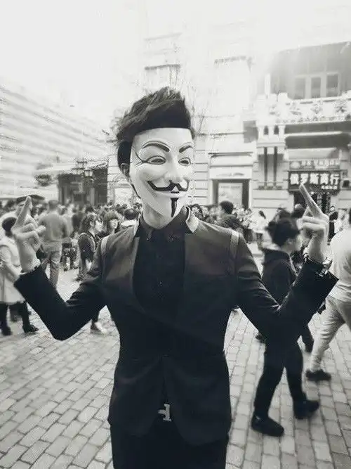 谁知道这个面具男谁是,和有没有这个男的其他面具知道,知道的麻烦速度告诉我下