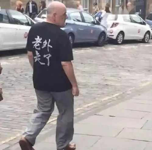 老外恋上中国高中校服人在国外,原来土到极致就是潮...