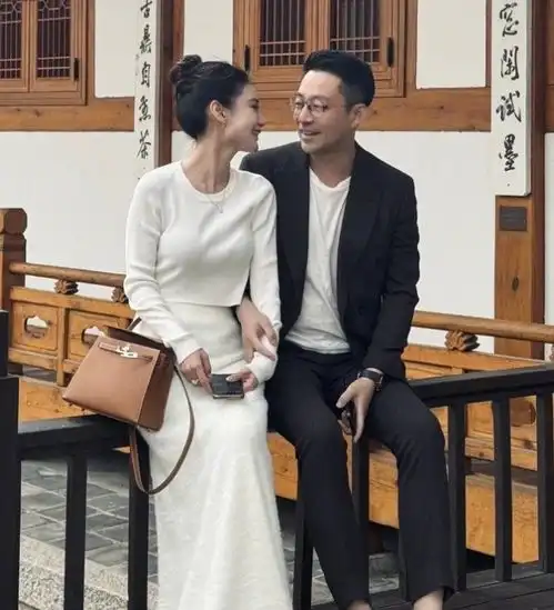 汪小菲结婚晒超大钻戒,妻子手上胎记抢镜,大s的纹身戒指再遭调侃