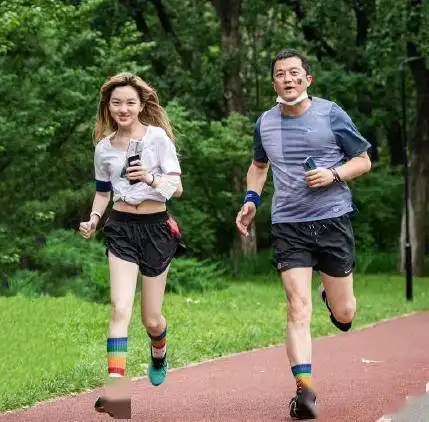 李亚鹏带女儿做公益,14岁李嫣同框出镜,不敢抬头笑被疑不自信