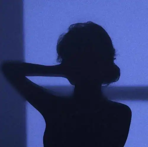 女生头像眉秀似山,眼拥大海