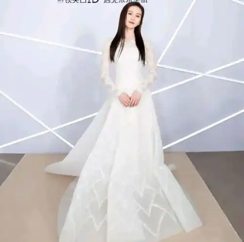 刘诗诗气质绽放,清新白裙彰显身材曼妙,犹如仙境飘渺