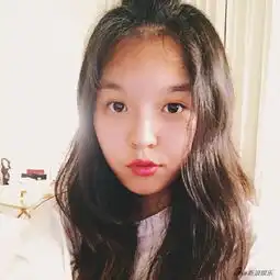 李咏14岁女儿近照露背