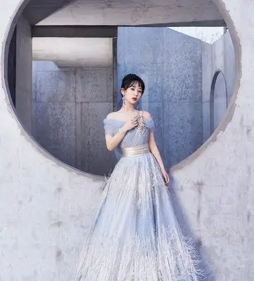 杨紫为证自己瘦,本来裙子够紧了,转身看她麦塞哪不嫌勒得慌