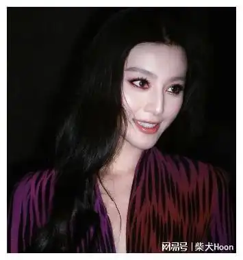 五官好绝范冰冰素颜现身,持高脚杯喝酒,和朋友谈笑风生