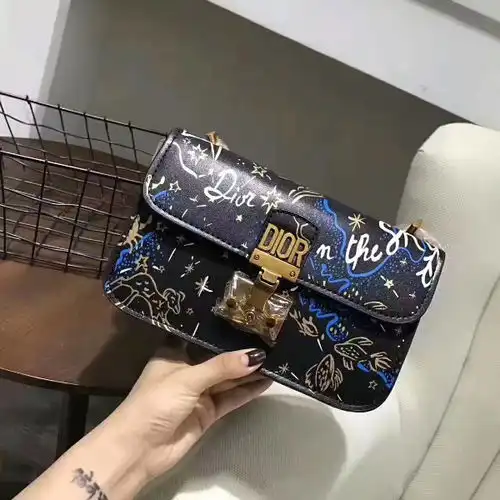 孩子要买一款迪奥的包今年14岁,女,可是实在太贵了,怎么办买还是