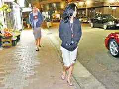 张柏芝拍拖烟不离手与男友宵夜遭跟拍