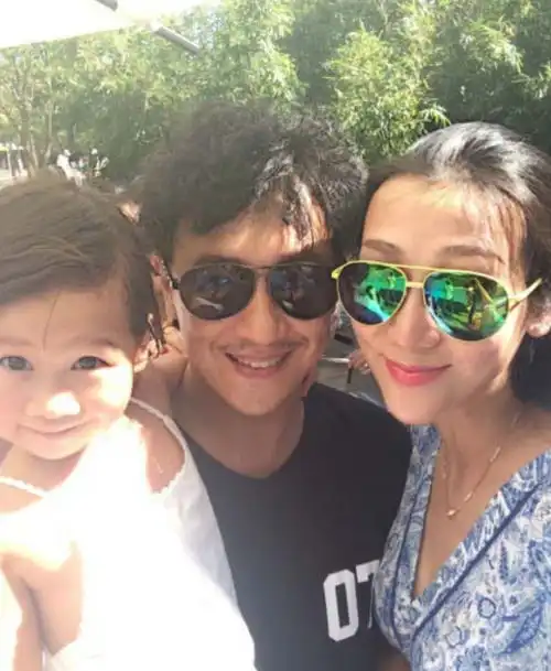 陈浩民老婆挺会保养,西装配短裤秀大长腿,5年生4胎身材还这么好