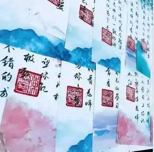 天呀这位班主任把期末评语画成39幅肖像画,网友有趣又有才,爱了