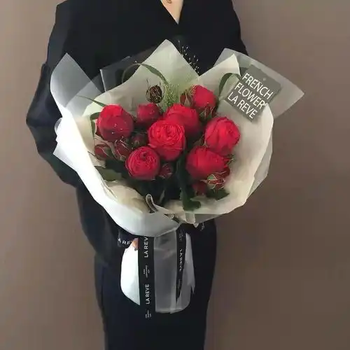 女生手捧鲜花头像