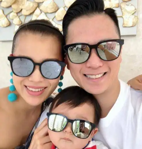 李承德晒一家四口温馨照,隔空大喊想念胡杏儿母子超暖心