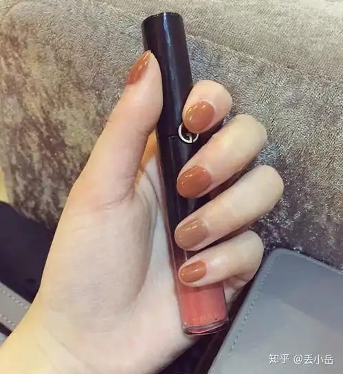 最适合秋天做的美甲,是什么颜色的