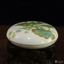 粉彩荷花图纹印盒
