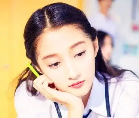 鹿晗还是很有眼光的,如今关晓彤越长越漂亮,越来越有女人味