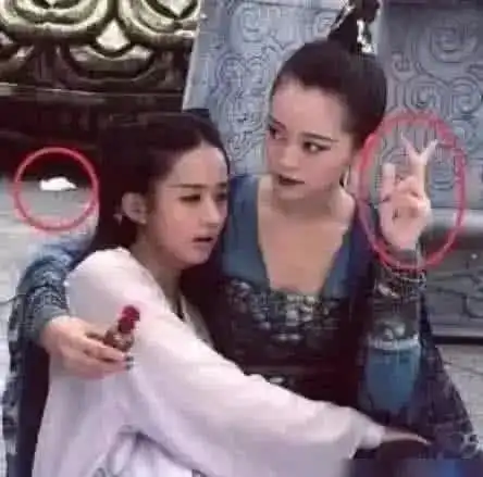笑到胃疼的穿帮镜头光头强的车牌忍了,李连杰身后那是谁