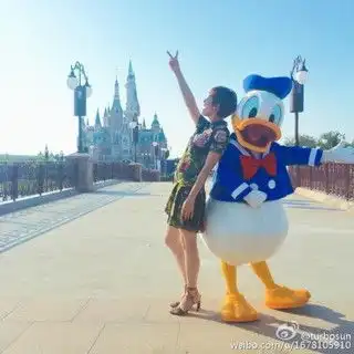 孙俪抢先游上海迪士尼坐旋转木马似公主