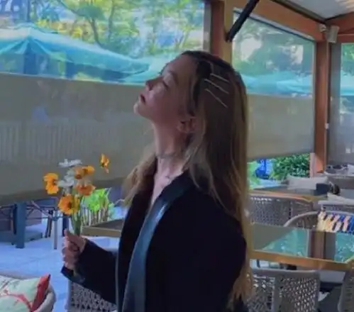 王菲女儿生日派对,李嫣手机壳成亮点,这不是王菲的霸气表情包吗