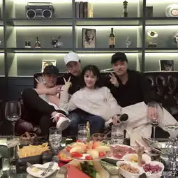 组图秦俊杰与赵韩樱子等人聚会与男同学对嘴亲吻辣眼睛