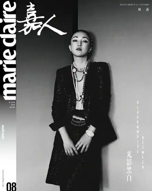 周迅拍摄杂志封面,羽毛面罩搭配复古抹胸裙,黑白色调充满质感