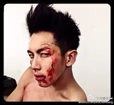 柯震东晒恐怖飙血妆酒店半裸秀自拍